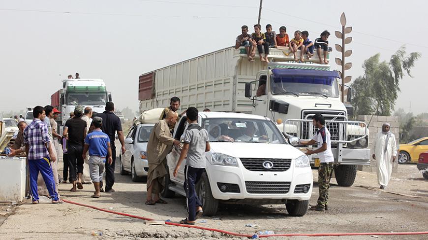 Iraqi Shiite Turkmen families, fleeing the violence in the Iraqi city of Tal Afar, west of Mosul,  arrive at Kanaan, Diyala province July 24, 2014. Picture taken July 24, 2014. REUTERS/Stringer (IRAQ - Tags: CIVIL UNREST POLITICS) - RTR405US