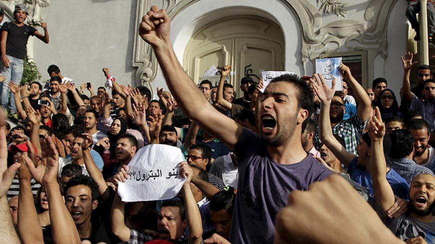 Tunisian protesters shout slogans during a demonstration demanding greater transparency of the oil sector at Avenue Habib-Bourguiba in Tunis, Tunisia, May 30, 2015. REUTERS/Anis Mili - RTR4Y6LD