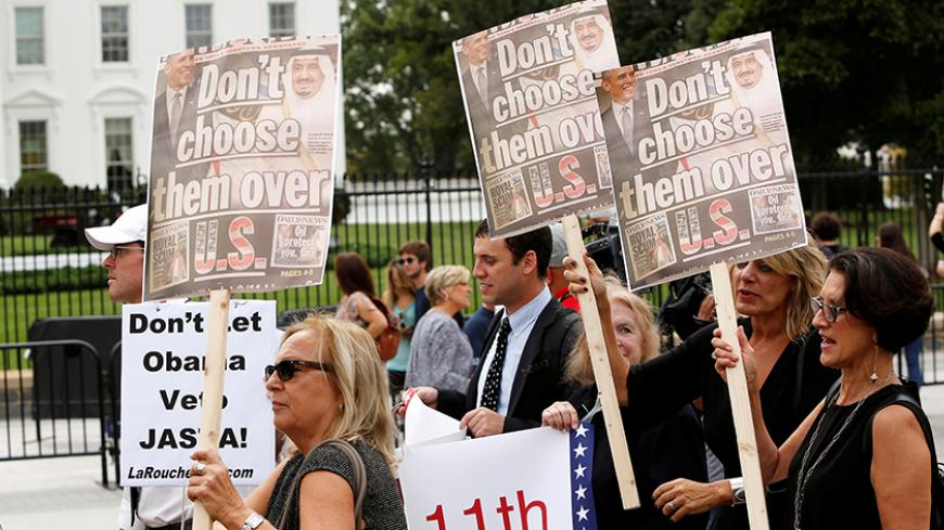 Protesters and family members of 9/11 victims protest in front of the White House regarding President Barack Obama's threatened veto of the Justice Against Sponsors of Terrorism Act (JASTA) in Washington, U.S., September 20, 2016.   REUTERS/Gary Cameron - RTSOMWI