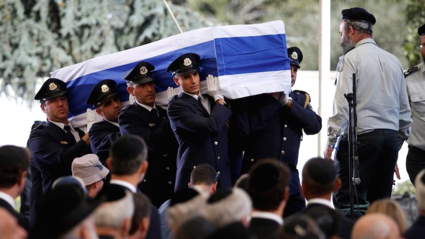 The flag-draped coffin of former Israeli President Shimon Peres is carried by an honour guard at the start of his funeral ceremony at Mount Herzl cemetery in Jerusalem September 30, 2016. REUTERS/Baz Ratner     TPX IMAGES OF THE DAY      - RTSQ60B