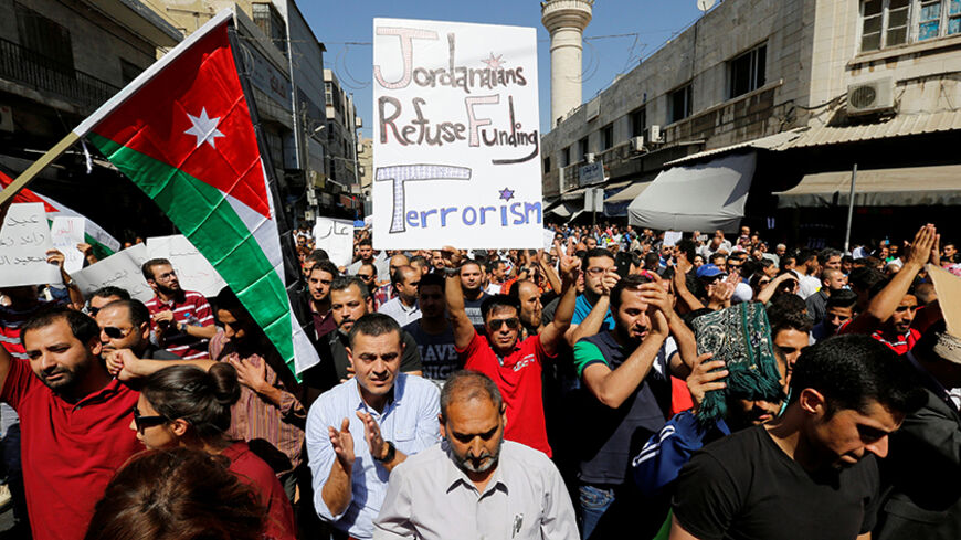 Jordanian protesters carry the Jordanian national flag, and chant slogans during a protest against a government agreement to import natural gas from Israel, in Amman, Jordan, September 30, 2016. REUTERS/Muhammad Hamed - RTSQ7CS