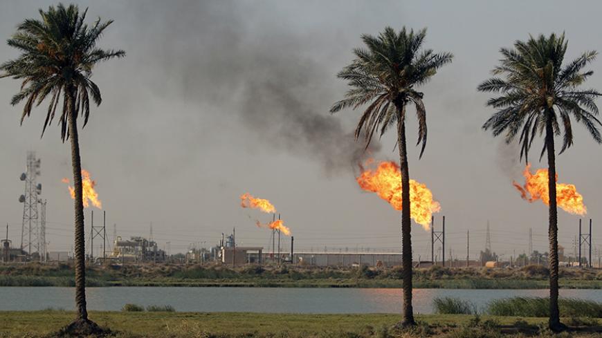 Flames emerge from a pipeline at the oil fields in Basra, southeast of Baghdad, Iraq October 14, 2016. REUTERS/Essam Al-Sudani - RTSS8IG