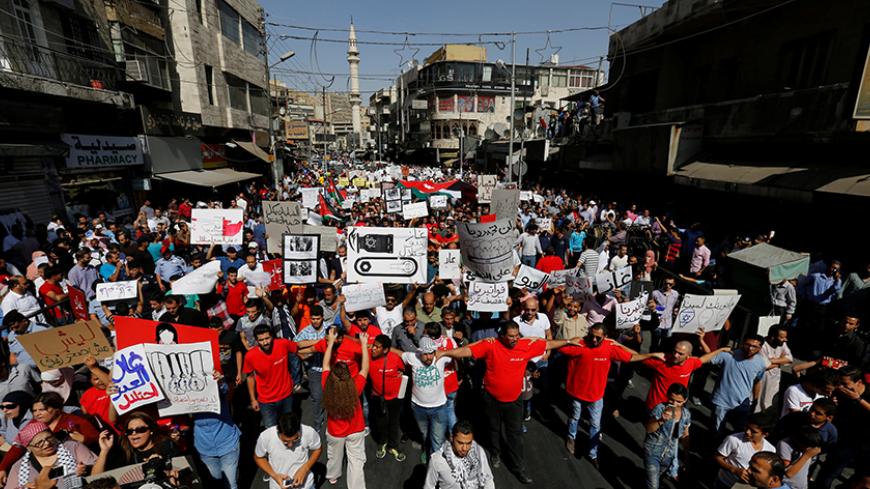 Jordanian protesters chant slogans during a protest against a government agreement to import natural gas from Israel, in Amman, Jordan, October 14, 2016. REUTERS/Muhammad Hamed - RTSS8YO