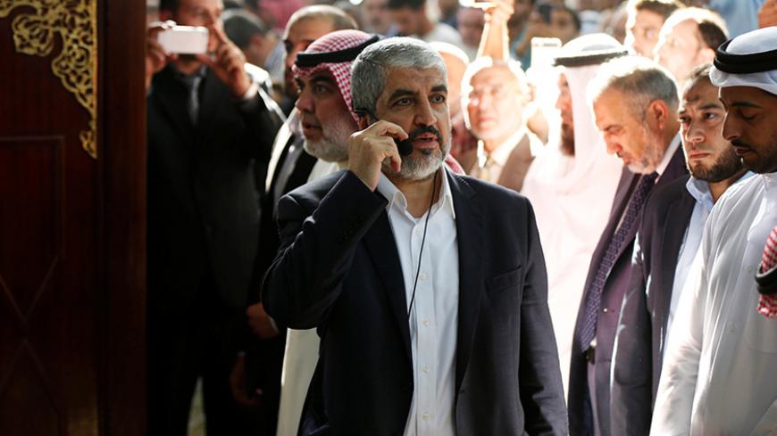 Hamas leader Khaled Meshaal (C) speaks to mourners during his mother's funeral in Amman, Jordan, September 4, 2016. REUTERS/Muhammad Hamed  - RTX2O33C