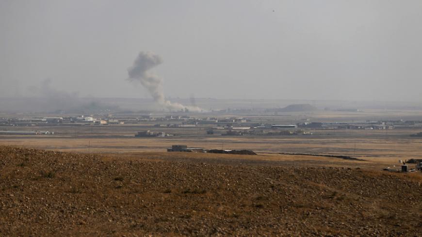 Smoke rises from clashes at Bartila in the east of Mosul during clashes with Islamic State militants, Iraq, October 18, 2016. REUTERS/Thaier Al-Sudani  - RTX2PCDM
