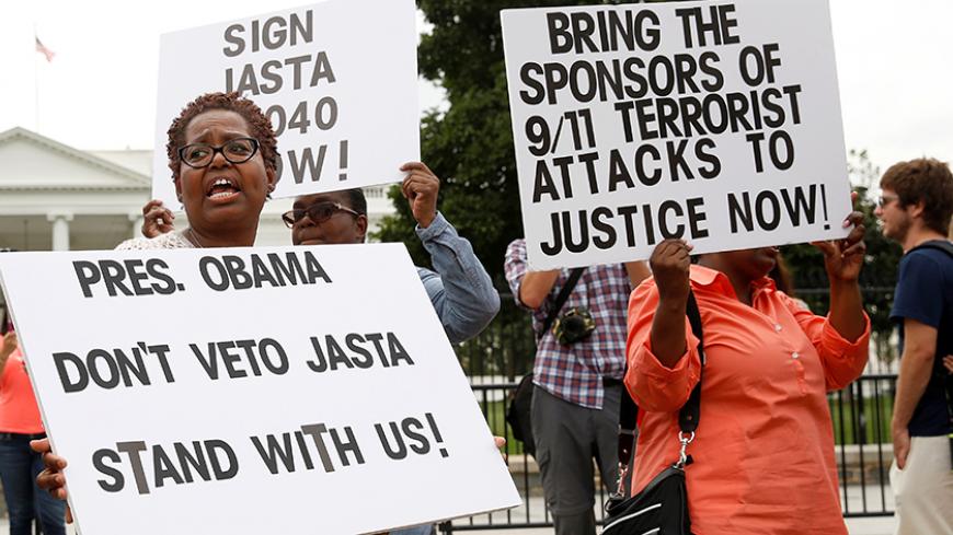 Protesters and family members of 9/11 victims protest in front of the White House regarding President Barack Obama's threatened veto of the Justice Against Sponsors of Terrorism Act (JASTA) in Washington, U.S., September 20, 2016.   REUTERS/Gary Cameron - RTSOMWN