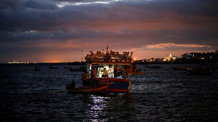 Palestinian fishermen ride their boats as they return from fishing at the seaport of Gaza City early morning September 26, 2016.  Picture taken September 26, 2016. REUTERS/Mohammed Salem - RTSPO9A