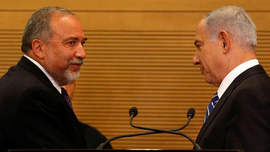 Israeli prime minister Benjamin Netanyahu (R) attends a media conference together with Israel's new Defence Minister Avigdor Lieberman, head of far-right Yisrael Beitenu party, following Lieberman's swearing-in ceremony at the Knesset, the Israeli parliament, in Jerusalem May 30, 2016. REUTERS/Ronen Zvulun - RTX2EVP1