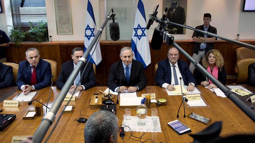 Israeli Prime Minister Benjamin Netanyahu (C) attends the weekly cabinet meeting at his office in Jerusalem November 6, 2016. REUTERS/Abir Sultan/Pool - RTX2S46T