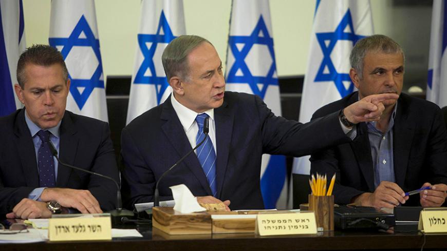 Israeli Prime Minister Benjamin Netanyahu (C) attends a weekly cabinet meeting in Haifa, Israel November 27, 2016. REUTERS//Dan Balilty/Pool - RTSTI2W