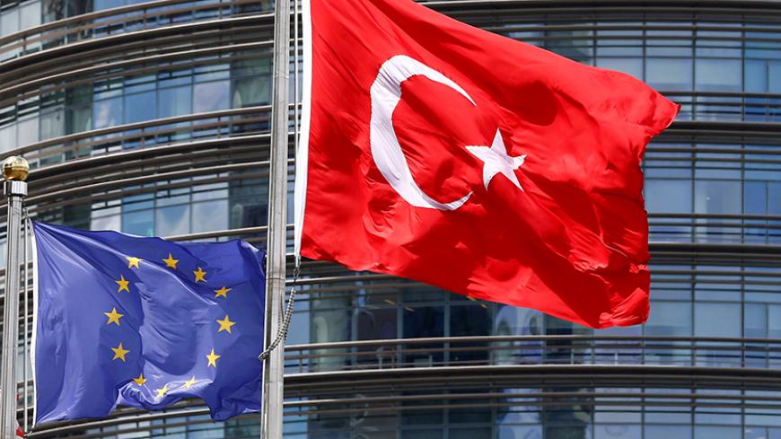 A European Union (L) and Turkish flag fly outside a hotel in Istanbul, Turkey, May 4, 2016.  REUTERS/Murad Sezer/File Photo - RTX2SH64