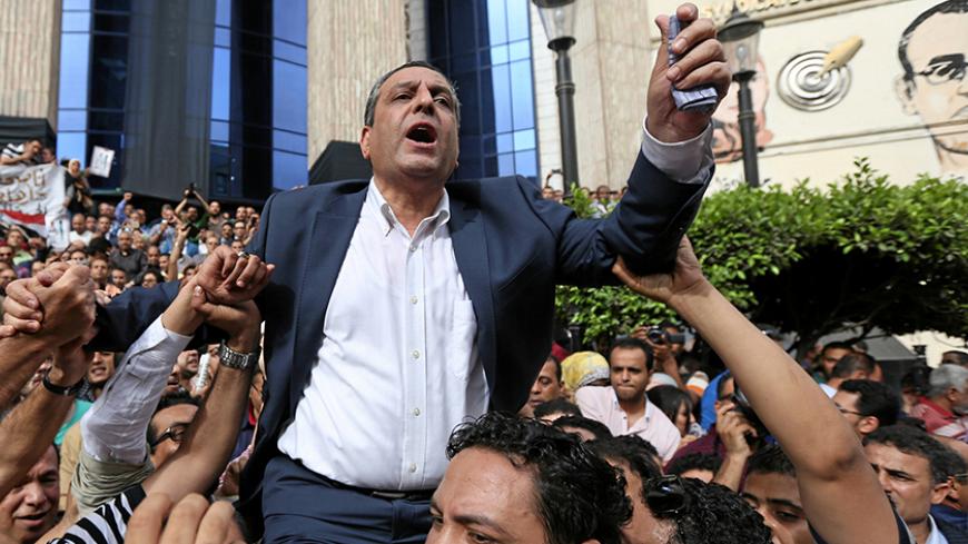 Journalists carry Yehia Kalash, head of the Egyptian press syndicate, during a protest against restrictions on the press and to demand the release of detained journalists, in front of the Egyptian Press Syndicate's headquarters in downtown Cairo, Egypt May 4, 2016. Picture taken May 4, 2016. REUTERS/Mohamed Abd El Ghany - RTSSHQ9