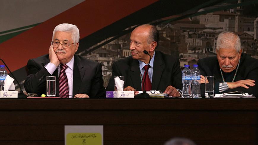 Palestinian President Mahmoud Abbas (L) attends Fatah congress in the West Bank city of Ramallah November 29, 2016. REUTERS/Mohamad Torokman - RTSTVZ5