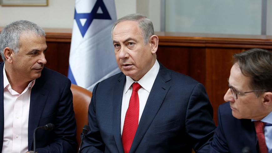 Israeli Prime Minister Benjamin Netanyahu (C) attends the weekly cabinet meeting in Jerusalem January 22, 2017. REUTERS/Ronen Zvulun - RTSWSD2