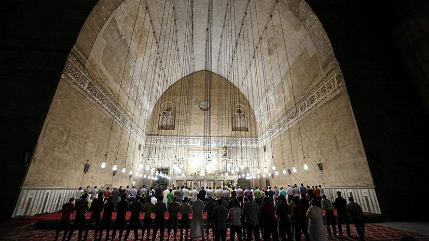 Muslim men attend an evening prayer called "Tarawih", during the holy fasting month of Ramadan, at the Al-Rifai Mosque in the old Islamic area of Cairo, Egypt July 2, 2016. REUTERS/Mohamed Abd El Ghany - RTX2JFE9