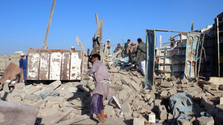 People search among the rubble of a destroyed building at the site of a Saudi-led air strike on the outskirts of the northwestern city of Saada, Yemen November 4, 2016. REUTERS/Naif Rahma - RTX2RUJI