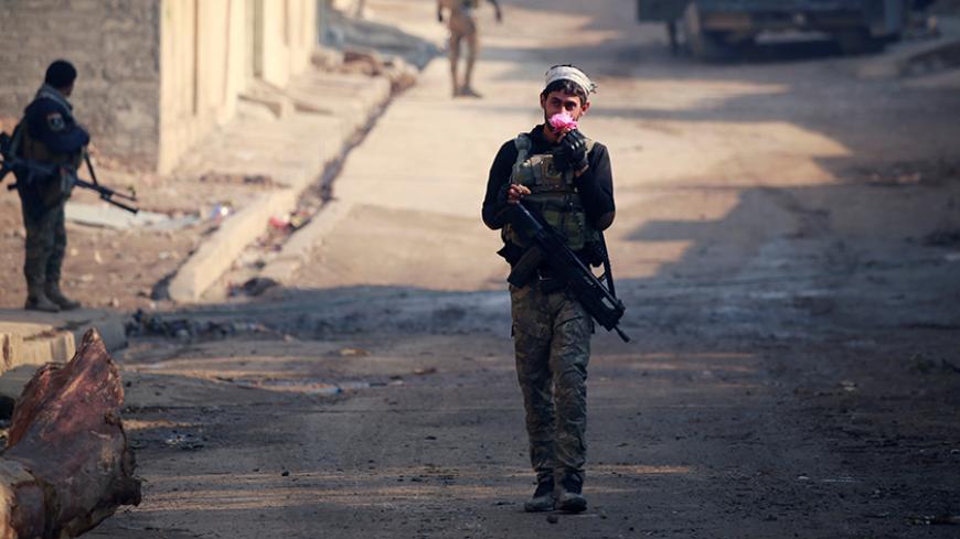 A member of Iraqi rapid response forces holds a flower during battle with Islamic State militants in the Mithaq district of eastern Mosul, Iraq, January 4, 2017.  REUTERS/Thaier Al-Sudani     TPX IMAGES OF THE DAY - RTX2XITM
