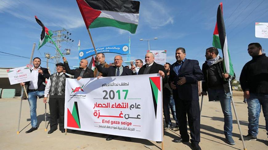 Palestinians take part in a protest against the Gaza blockade, near Israeli Erez crossing in the northern Gaza Strip January 5, 2017. REUTERS/Ibraheem Abu Mustafa - RTX2XME1