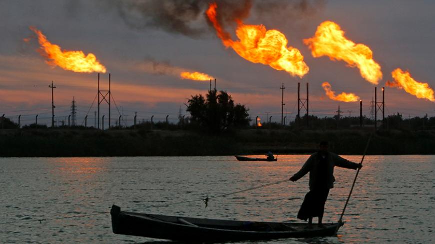 Flames emerge from flare stacks at the oil fields in Basra, southeast of Baghdad, Iraq January 17, 2017. REUTERS/Essam Al-Sudani - RTSVXV9