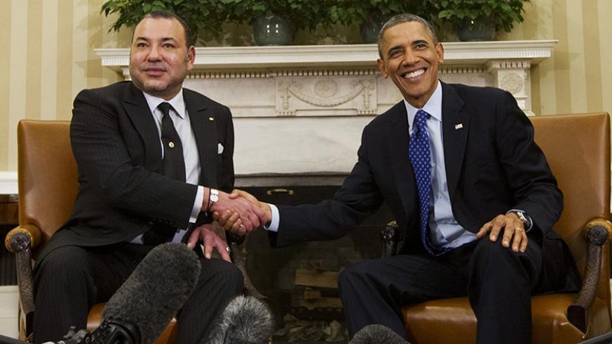 U.S. President Barack Obama (R) shakes hands with King Mohammed VI of Morocco in the Oval Office of the White House in Washington, November 22, 2013.  REUTERS/Jason Reed (UNITED STATES - Tags: POLITICS ROYALS) - RTX15P2W