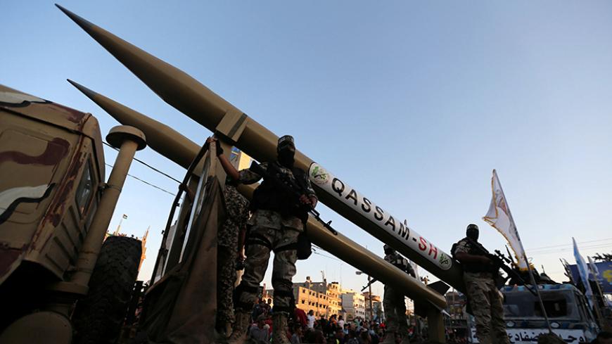 Palestinian members of al-Qassam Brigades, the armed wing of the Hamas movement, display home-made rockets during an anti-Israel military parade, in Rafah in the southern Gaza Strip August 21, 2016.  REUTERS/Ibraheem Abu Mustafa  - RTX2MFG5