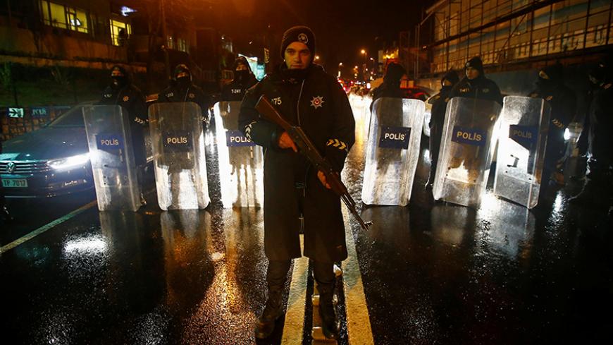 Police secure an area near an Istanbul nightclub, following a gun attack, Turkey, January 1, 2017. REUTERS/Osman Orsal - RTX2X3VE