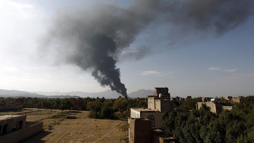TOPSHOT - Smoke billows on September 14, 2016 following a reported airstrike carried out by the Saudi-led coalition in the Yemeni capital Sanaa.
Saudi Arabia has faced repeated criticism from rights groups over civilian casualties in the coalition's military campaign against rebels in Yemen that was launched in March 2015. More than 6,600 people, mostly civilians, have been killed since the intervention of the Saudi-led Arab coalition, according to UN figures.



 / AFP / MOHAMMED HUWAIS        (Photo credi
