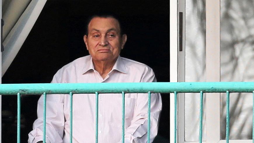 Ousted Egyptian president Hosni Mubarak looks towards his supporters outside the area where he is hospitalized during the celebrations of the 43rd anniversary of the 1973 Arab-Israeli war, at Maadi military hospital on the outskirts of Cairo, Egypt October 6, 2016. REUTERS/Mohamed Abd El Ghany     TPX IMAGES OF THE DAY      - RTSR2Q6
