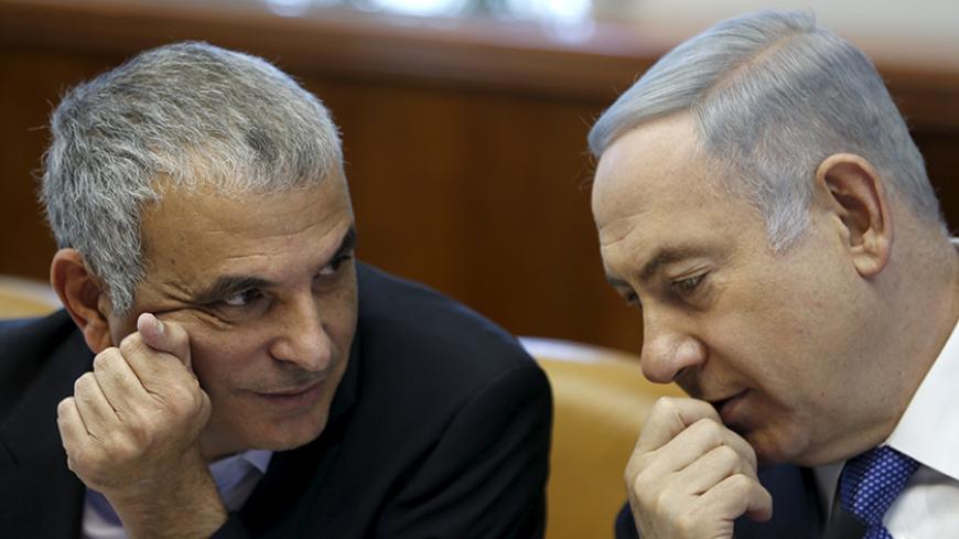 Israeli Prime Minister Benjamin Netanyahu (R) speaks with Finance Minister Moshe Kahlon during the weekly cabinet meeting in Jerusalem January 31, 2016. REUTERS/Amir Cohen  - RTX24S18