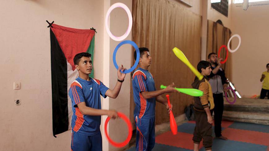 Members of Gaza Circus practice juggling with clubs and rings in a garage in the northern Gaza Strip April 8, 2016. REUTERS/Ibraheem Abu Mustafa  - RTX2AI05