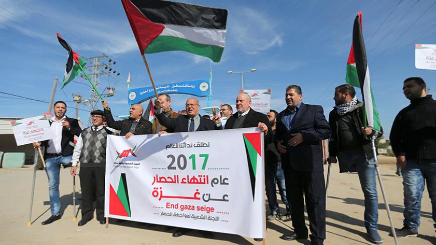 Palestinians take part in a protest against the Gaza blockade, near Israeli Erez crossing in the northern Gaza Strip January 5, 2017. REUTERS/Ibraheem Abu Mustafa - RTX2XME1