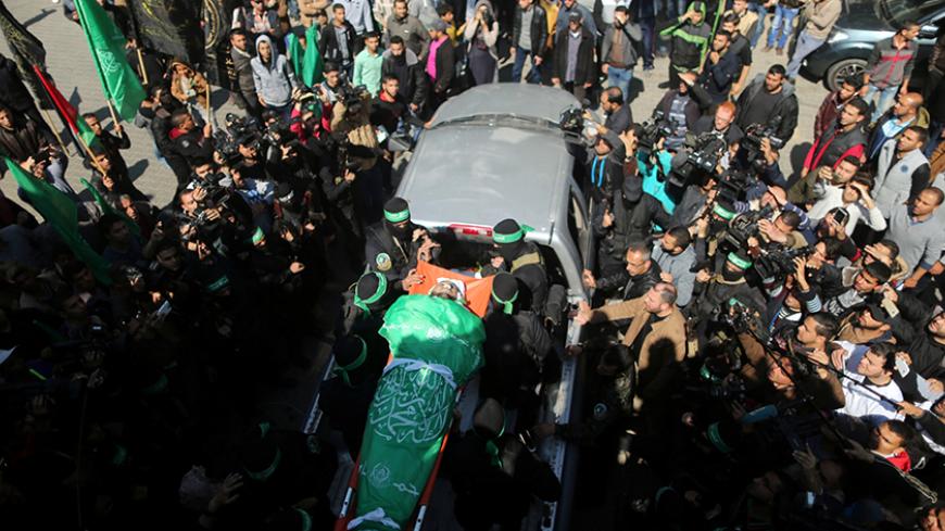 Palestinian members of Hamas' armed wing carry the body of senior militant Mazen Fuqaha during his funeral in Gaza City March 25, 2017. REUTERS/Mohammed Salem  TPX IMAGES OF THE DAY - RTX32N91