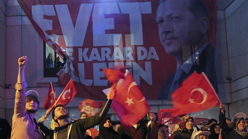 Supporters of Turkish President Tayyip Erdogan celebrate in Istanbul April 16, 2017. REUTERS/Huseyin Aldemir - RTS12K66