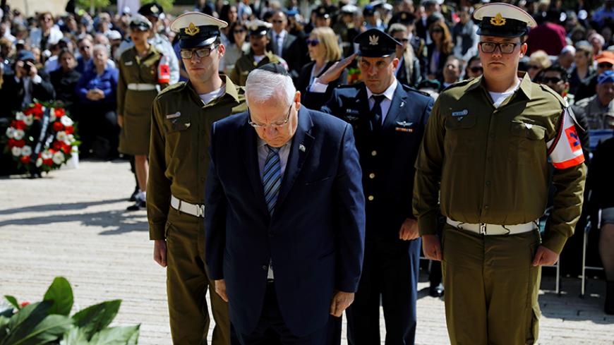 Israeli President Reuven Rivlin lays a wreath during a ceremony marking the annual Holocaust Remembrance Day at the Yad Vashem Holocaust memorial, in Jerusalem April 24, 2017. REUTERS/Amir Cohen - RTS13NJX