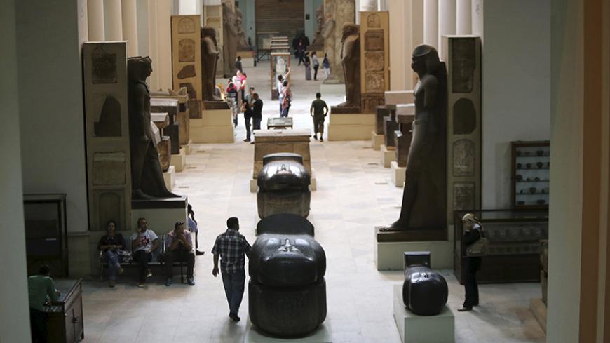 Tourists look at artefacts inside the Egyptian Museum in Cairo, Egypt, October 20, 2015. REUTERS/Mohamed Abd El Ghany - RTS5CN5