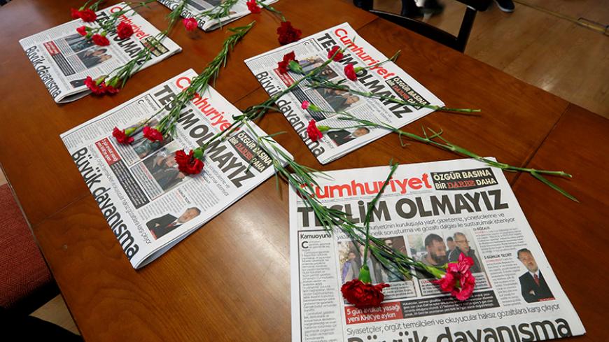 Carnations and today's copies are seen in the newsroom of Cumhuriyet newspaper, an opposition secularist daily, in Istanbul, Turkey, November 1, 2016. REUTERS/Murad Sezer - RTX2RBLF