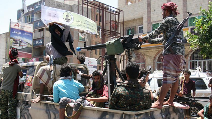 Pro-government tribal fighters patrol a street during a visit by a U.N. delegation in the war-torn southwestern city of Taiz, Yemen April 9, 2017. REUTERS/Anees Mahyoub - RTX34TOI