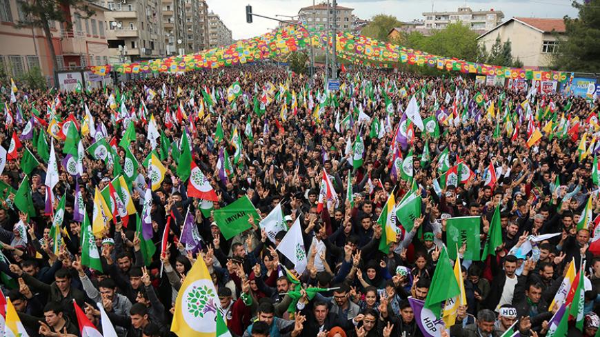 Supporters of Turkey's pro-Kurdish opposition Peoples' Democratic Party (HDP) gather during a rally for the upcoming referendum in the southeastern city of Diyarbakir, Turkey, April 15, 2017. REUTERS/Sertac Kayar - RTS12FFP