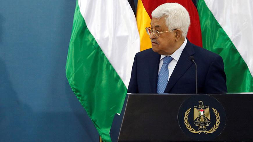 German President Frank-Walter Steinmeier (L) and Palestinian President Mahmoud Abbas attend a joint news conference in the West Bank city of Ramallah May 9, 2017. REUTERS/Mohamad Torokman - RTS15T53