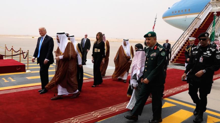 Saudi Arabia's King Salman bin Abdulaziz Al Saud (2-L) welcomes U.S. President Donald Trump (L) and first lady Melania Trump as they arrive aboard Air Force One at King Khalid International Airport in Riyadh, Saudi Arabia May 20, 2017. REUTERS/Jonathan Ernst - RTX36OP5