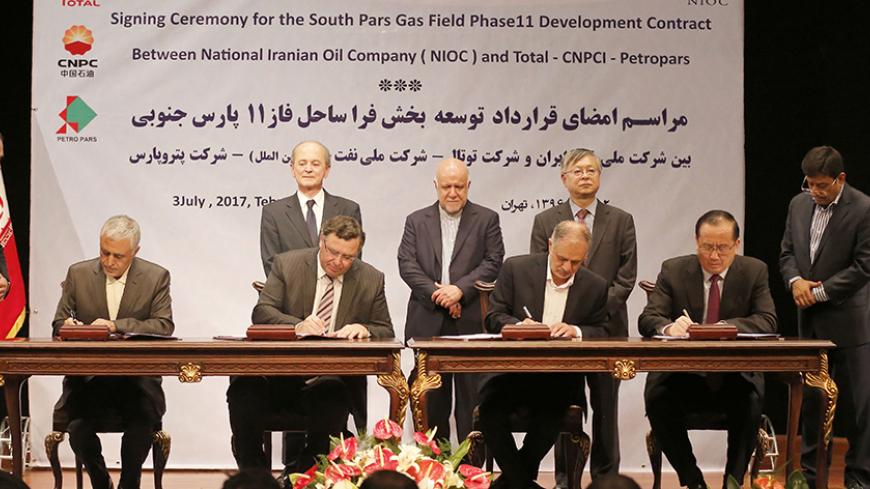 Ali Kardor (2-L), Managing Director of the National Iranian Oil Company (NIOC), Patrick Pouyanne, Chairman and CEO of French energy company Total (C-L), Ezzatollah Akbari (3-R), Managing Director of Petropars Group and CNPC International president Lyu Gongxun (2-R) sign an offshore gas field agreement in Tehran, on July 3, 2017.
French energy giant Total defied US pressure, signing a multi-billion-dollar gas deal with Iran, the first by a European firm in more than a decade. / AFP PHOTO / ATTA KENARE       