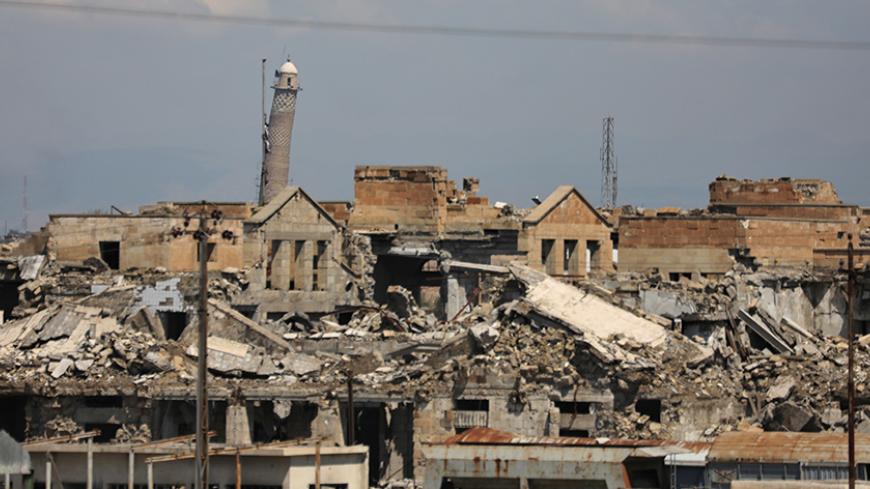 Al-Hadba minaret at the Grand Mosque is seen among destroyed buildings during combats between Iraqi forces and Islamic State in Mosul, Iraq, April 4, 2017. REUTERS/Andres Martinez Casares - RTX340VF