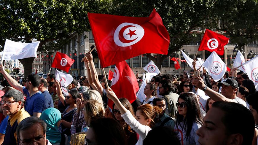 Tunisians demonstrate against a bill that would protect those accused of corruption from prosecution on Habib Bourguiba Avenue in Tunis, Tunisia, May 13, 2017. REUTERS/Zoubeir Souissi - RTX35OT3
