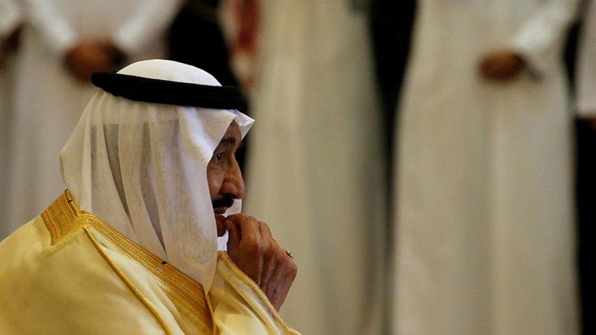 Saudi Arabia's King Salman bin Abdulaziz Al Saud waits to greet U.S. President Donald Trump, as he arrives to attend a summit of Gulf Cooperation Council leaders in Riyadh, Saudi Arabia May 21, 2017.  REUTERS/Jonathan Ernst - RTX36T3Y