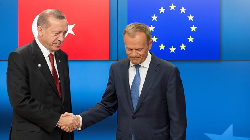 Turkish President Recep Tayyip Erdogan (L) shakes hands with European Council President Donald Tusk before a meeting at the European Council in Brussels, Belgium, May 25, 2017.  REUTERS/Olivier Hoslet/Pool - RTX37KKO