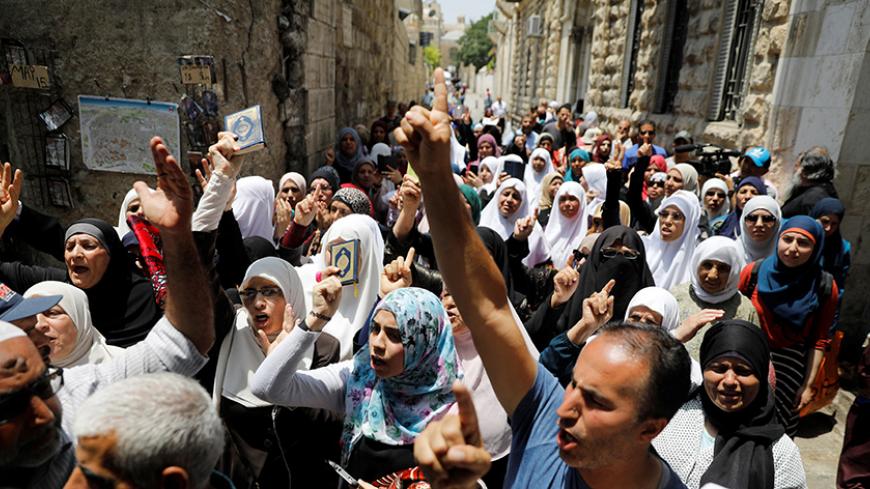 Palestinians shout slogans during a protest over Israel's new security measures at the compound housing al-Aqsa mosque, known to Muslims as Noble Sanctuary and to Jews as Temple Mount, in Jerusalem's Old City July 20, 2017. REUTERS/Ronen Zvulun - RTX3C765