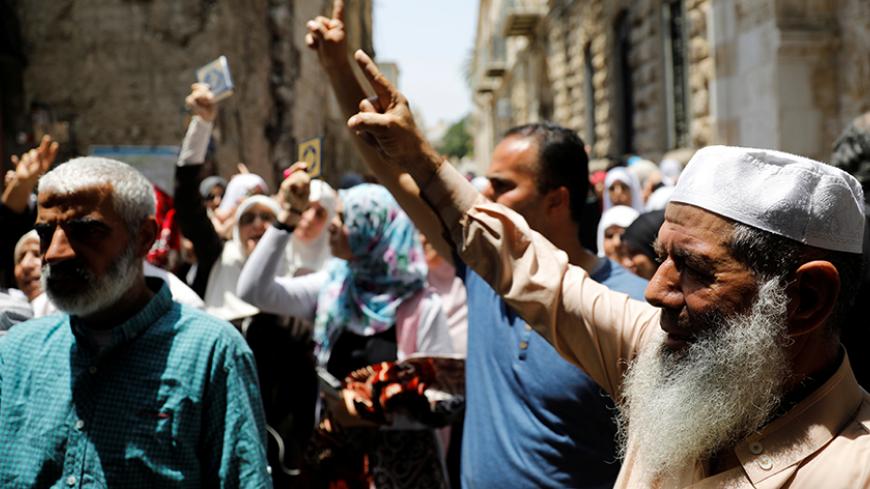 Palestinians shout slogans during a protest over Israel's new security measures at the compound housing al-Aqsa mosque, known to Muslims as Noble Sanctuary and to Jews as Temple Mount, in Jerusalem's Old City July 20, 2017. REUTERS/Ronen Zvulun - RTX3C77B