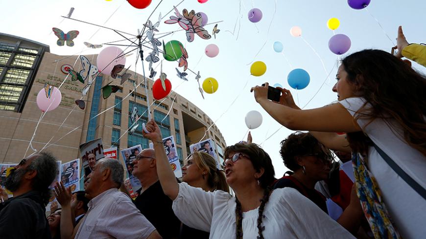 Journalists and press freedom activists release balloons during a demonstration in solidarity with the members of the opposition newspaper Cumhuriyet who were accused of supporting a terrorist group outside a courthouse, in Istanbul, Turkey, July 24, 2017. REUTERS/Murad Sezer - RTX3CNRK