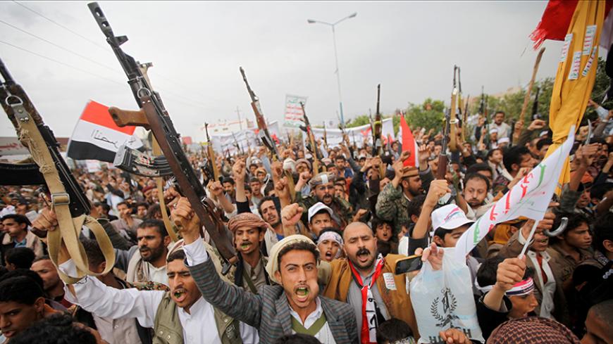 Armed followers of the Houthi movement protest against the president's announcement of an extension of the state of emergency and U.S. supporting the Arab alliance led by Saudi Arabia, what they say is a U.S. interference in Yemen's affairs in Sanaa, Yemen May 12, 2017. REUTERS/Mohamed al-Sayaghi - RTS16DN2