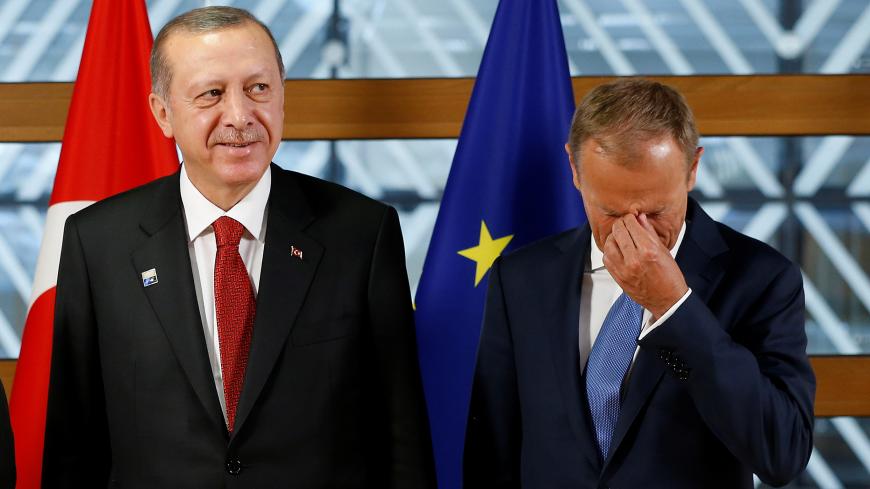 Turkish President Recep Tayyip Erdogan (C) poses with European Council President Donald Tusk (R) and European Commission President Jean-Claude Juncker (L) in Brussels, Belgium, May 25, 2017.       REUTERS/Francois Lenoir - RTX37KFD